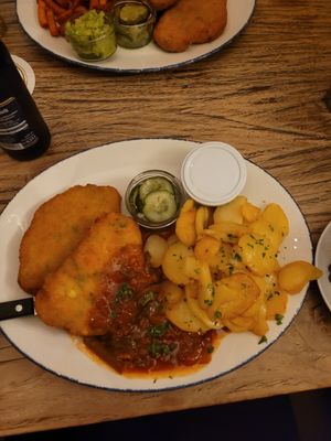 vegan Gemüseschnitzel with potatoes, pickles and avocado dip at Schwan in Neuss