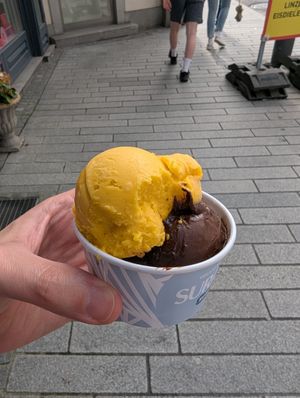 Mango und Sachertorte Eis at Surace - Promenade in Linz