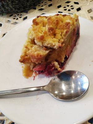 Blueberry apple crumble at Maison Sukoon in Paris