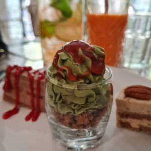 Verrine crumble matcha, gâteau noix de pecan et chocolat avec coulis fraise at Maison Sukoon in Paris