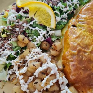 Feuilleté aux champignons + salade avocat/haricot rouge/mais...+ salade verte + pommes de terre at Maison Sukoon in Paris