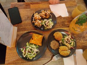 3 entrées dont arancini et feuilleté at Maison Sukoon in Paris