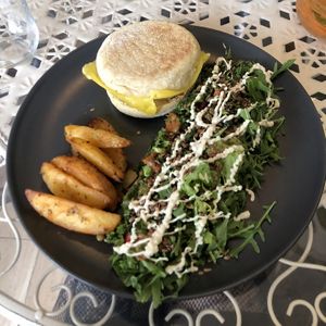 Salade de lentilles, potatoes et « egg muffin » végétal   at Maison Sukoon in Paris
