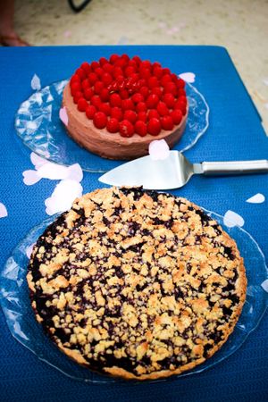 Cheesecake Chocolat & Fruits Rouge végan + Tarte Crumble Myrtilles végane at Maison Sukoon in Paris