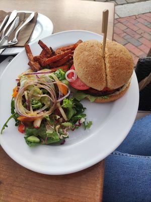 Vegan read bean burger with sweet potatoe fries at Ratskeller in Gluckstadt