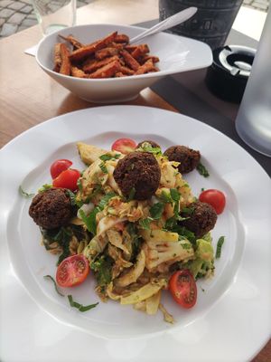 Warm vegetable salad with tahini-peanut dressing and falafel at Ratskeller in Gluckstadt