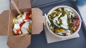 Bravas deliciosas y Falafel Bowl at Falafel Pedralbes in Barcelona