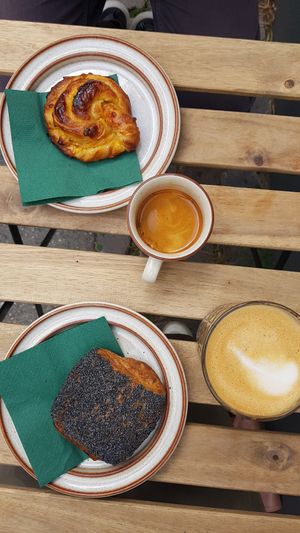 En tebirkes og en snurre 😋 at Cafe Harepus in Aarhus