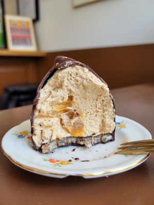 Flødeboller insgesamt standen 4 Sorten zur Auswahl . Hab mich für Mokka mit flüssigen Karamellkern entschieden;p at Cafe Harepus in Aarhus