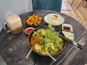 No crab noodles, summer rolls, oyster fritters & no-moo latte. Awesome meal on a rainy afternoon 😍 at The Kind Bowl - Somerset in Central Singapore