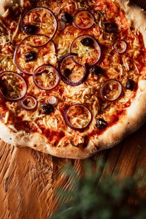 "Drei" 
Mamarella, Onion, olives at Mama Earth in Salzburg