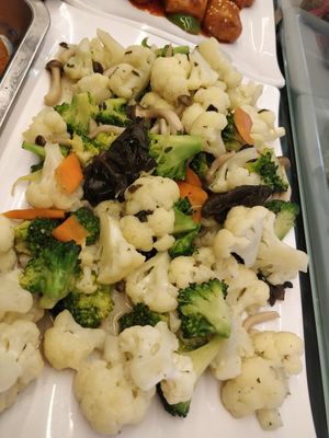 Cauliflower, broccoli and black fungus at Su-Good 素好健康 - Geylang in Central Singapore