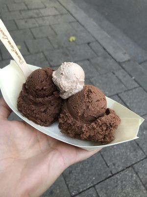 Cinnamon chocolate, crunchy chocolate and walnut to try  at iceDate - Klenzestr in Munich