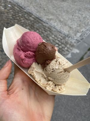 Raspberry, peanut, and choco at iceDate - Klenzestr in Munich