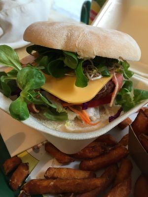 Royal vegan deluxe at Royal Frituur in Bruges