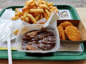 Frietjes met vegan stoofvlees en vegan kippennuggets. at Royal Frituur in Bruges