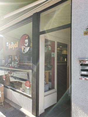 entrance: accessible at Royal Frituur in Bruges