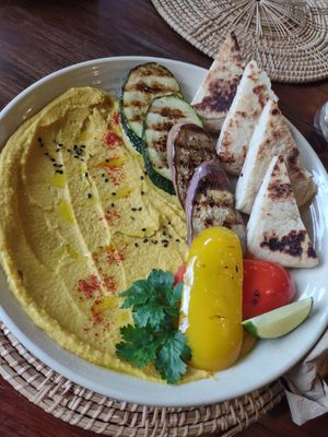 Pumpkin hummus with grilled veggies 👍🏽😋👍🏽 at Annie in Koh Samui