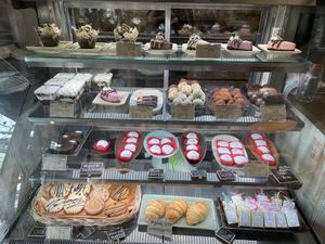 Gorgeous little vegan friendly cafe. We had vegan breakfast, burgers, bowls and shakes. 
The cakes in the fridge we soooo good.
Air con was fab, staff were lovely.
Highly recomm at Annie in Koh Samui