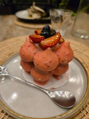 Pavlova cake at Annie in Koh Samui