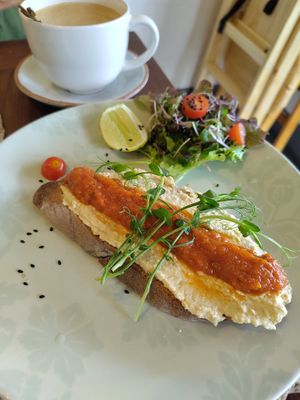 Hummus toast with tomato sauce at Annie in Koh Samui