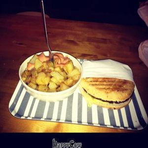 Gopal veggie hamburgesa y patatas bravas at Gopal - Vegan Deli in Barcelona