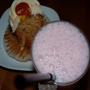 Strawberry-soy milk smoothie & mango muffin at Gopal - Vegan Deli in Barcelona