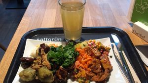 Mittlere Tellergröße + 0,3 Apfelschorle bis 17:00 Uhr 12,50€ at Sattgrün - Neumarkt in Cologne