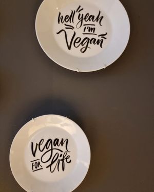 wall decoration with vegan slogans at Sattgrün - Neumarkt in Cologne