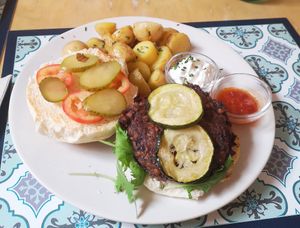 Hamburguesa vegana con patató y salsas veganas at Zer0 in Manacor