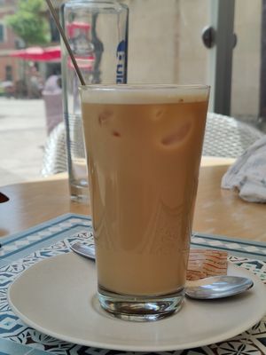 Iced café latte von leche de avena at Zer0 in Manacor
