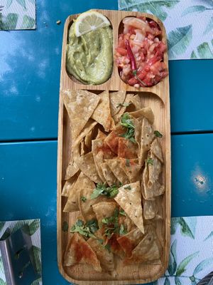 Nachos con guacamole   at Kanguro Truchero in Bielsa