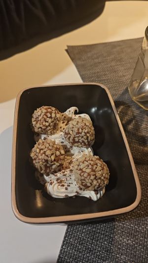 Postre estilo Ferrero vegano 🤤🤤🤤 at Kanguro Truchero in Bielsa