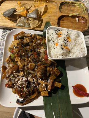 Thai style tofu and vegetables  at Kanguro Truchero in Bielsa