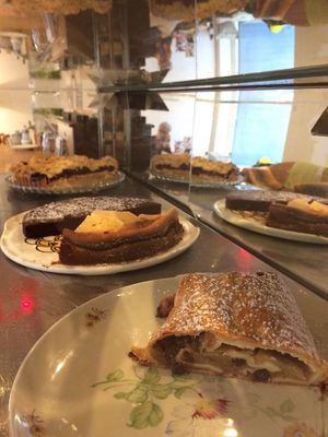 Cakes (Cherry Streusel and Apple Strudel vegan) at Klein Paulsen in Giessen