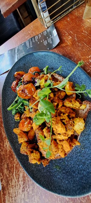 Sourdough, tofu scramble, tomatoes at Lilith Coffee in Rotterdam