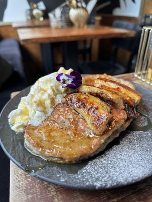 Vegan pancakes with camelized bananas  at Lilith Coffee in Rotterdam