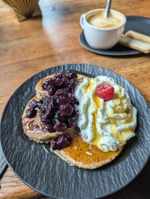 Pancakes with warm blueberries at Lilith Coffee in Rotterdam