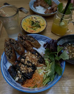 Vegane Reisnudel Bowl und vegane Ente mit Curry at Ong Tao Vegan in Frankfurt