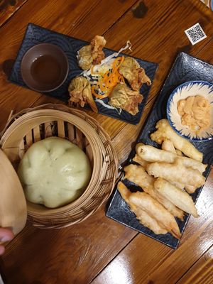 Tempura, Bun mit Shitakepilzen gefüllt, fried Dumplings at Ong Tao Vegan in Frankfurt