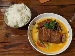 Veggie-Ente mit Gemüse • Curry-Mango-Kokos-Soße at Ong Tao Vegan in Frankfurt