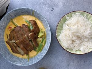 Fake duck mit Reis und Mango-Curry-Kokos Soße (#35) at Ong Tao Vegan in Frankfurt