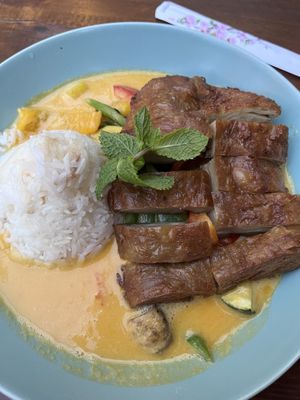 Vegane Ente in bester Mango-Curry-Soße  at Ong Tao Vegan in Frankfurt