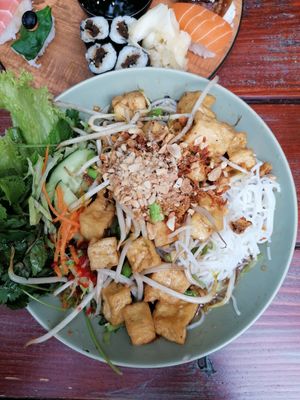 Reisnudeln mit Tofu, Vinaigrette und Salat at Ong Tao Vegan in Frankfurt