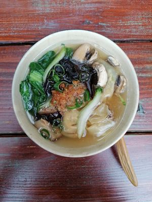 Suppe mit Dumplings als Vorspeise at Ong Tao Vegan in Frankfurt