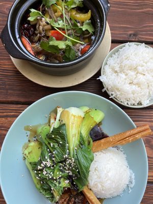 Ein Pilzgericht mit Reis und Tofu mit Pilzfüllung und Pak Choi - es war leider enttäuschend.   at Ong Tao Vegan in Frankfurt