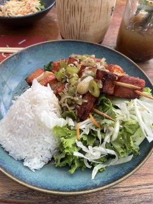 Suon xien que 6
Knusprige gegrillte Seitan CharSiu Spieß mit Salat .Lotuswurzel und Zitronengras-Soße  at Ong Tao Vegan in Frankfurt