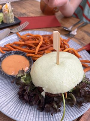 Banh Bao Burger
Veggie-Patty gegrillt • Koriander • Tomaten • Soja-Senfsoße • Serviert im gedämpften Weizenmehlkloß, dazu Süßkartoffel-Pommes  at Ong Tao Vegan in Frankfurt