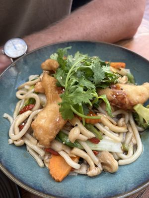 Udon xào Tôm chay
Gebratene Udonnudeln mit Tempura-Konjak-Garnelen •Gemüse•Goji-Beere und süßliche Sojareduktion  at Ong Tao Vegan in Frankfurt