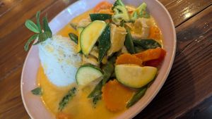 Veggie chicken with vegetables in a mango curry sauce at Ong Tao Vegan in Frankfurt
